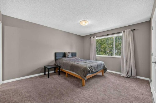 141 Douglas Glen Manor Se, Calgary, AB - Indoor Photo Showing Bedroom