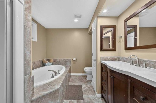 141 Douglas Glen Manor Se, Calgary, AB - Indoor Photo Showing Bathroom