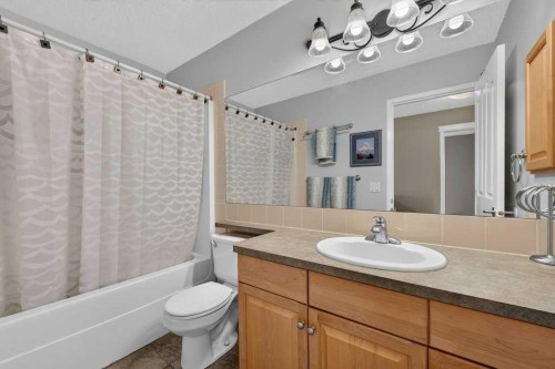 141 Douglas Glen Manor Se, Calgary, AB - Indoor Photo Showing Bathroom