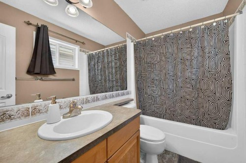 141 Douglas Glen Manor Se, Calgary, AB - Indoor Photo Showing Bathroom
