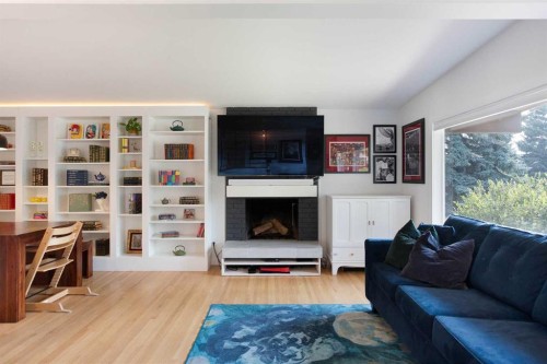 624 Sherman Avenue Sw, Calgary, AB - Indoor Photo Showing Living Room