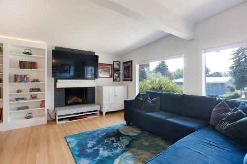 624 Sherman Avenue Sw, Calgary, AB - Indoor Photo Showing Living Room