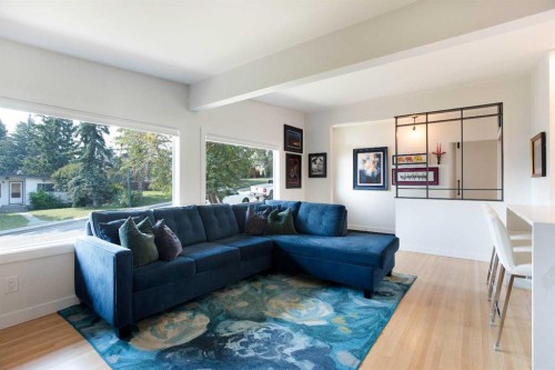 624 Sherman Avenue Sw, Calgary, AB - Indoor Photo Showing Living Room