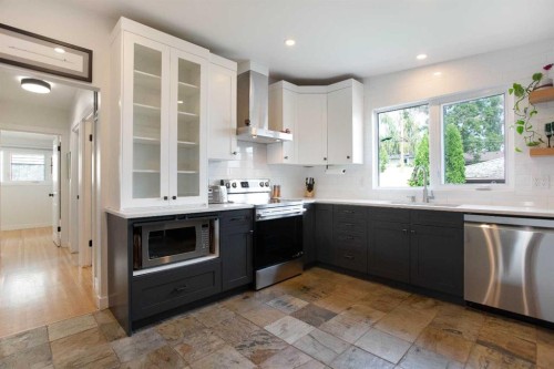 624 Sherman Avenue Sw, Calgary, AB - Indoor Photo Showing Kitchen