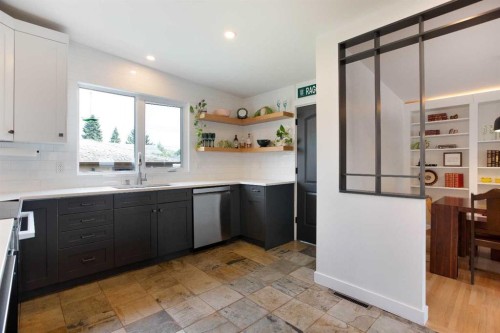 624 Sherman Avenue Sw, Calgary, AB - Indoor Photo Showing Kitchen