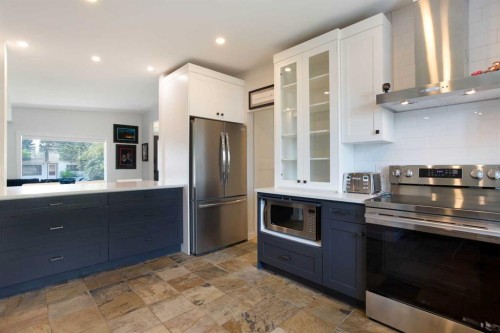 624 Sherman Avenue Sw, Calgary, AB - Indoor Photo Showing Kitchen With Upgraded Kitchen