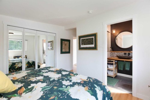 624 Sherman Avenue Sw, Calgary, AB - Indoor Photo Showing Bedroom
