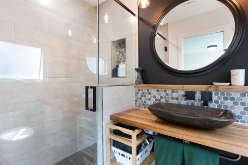 624 Sherman Avenue Sw, Calgary, AB - Indoor Photo Showing Bathroom