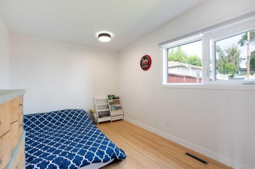 624 Sherman Avenue Sw, Calgary, AB - Indoor Photo Showing Bedroom