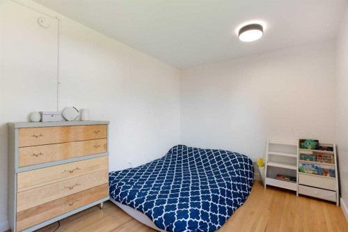 624 Sherman Avenue Sw, Calgary, AB - Indoor Photo Showing Bedroom