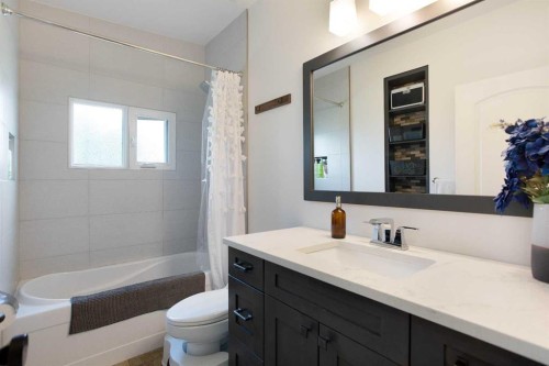624 Sherman Avenue Sw, Calgary, AB - Indoor Photo Showing Bathroom