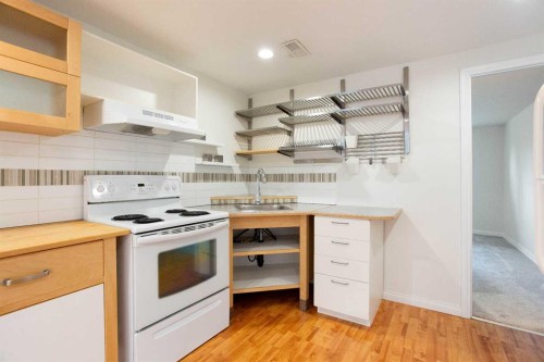 624 Sherman Avenue Sw, Calgary, AB - Indoor Photo Showing Kitchen