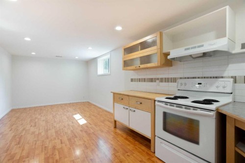 624 Sherman Avenue Sw, Calgary, AB - Indoor Photo Showing Kitchen