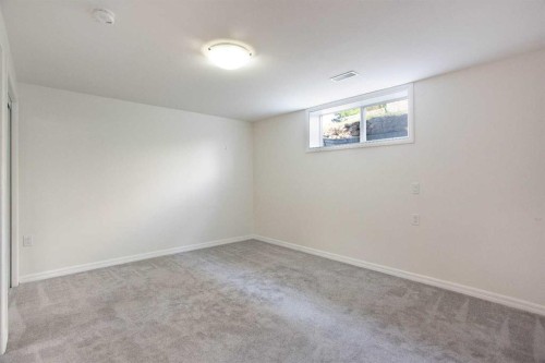 624 Sherman Avenue Sw, Calgary, AB - Indoor Photo Showing Other Room