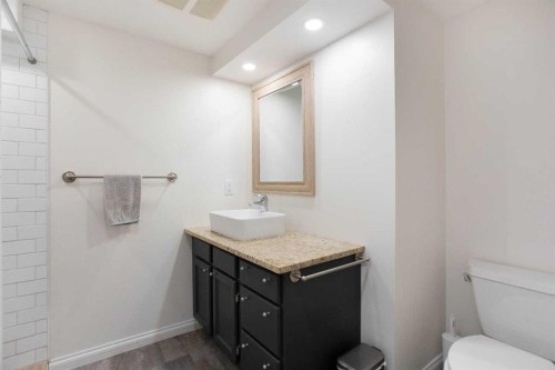 624 Sherman Avenue Sw, Calgary, AB - Indoor Photo Showing Bathroom