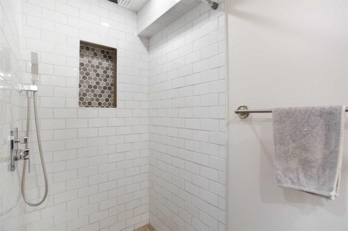 624 Sherman Avenue Sw, Calgary, AB - Indoor Photo Showing Bathroom