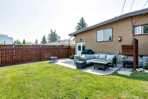 624 Sherman Avenue Sw, Calgary, AB - Outdoor With Exterior