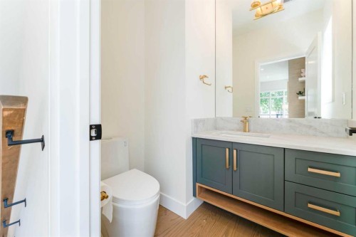 812 1 Street Nw, Calgary, AB - Indoor Photo Showing Bathroom