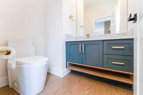 812 1 Street Nw, Calgary, AB - Indoor Photo Showing Bathroom