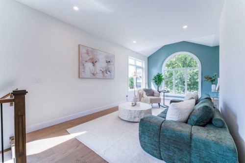 812 1 Street Nw, Calgary, AB - Indoor Photo Showing Living Room