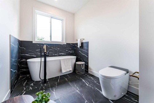812 1 Street Nw, Calgary, AB - Indoor Photo Showing Bathroom