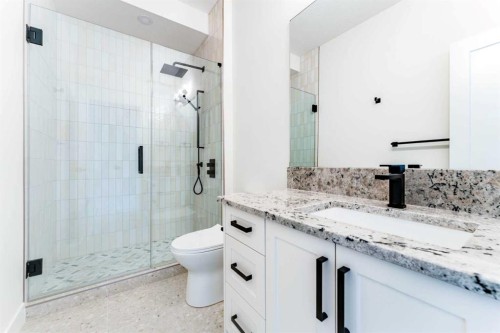 812 1 Street Nw, Calgary, AB - Indoor Photo Showing Bathroom