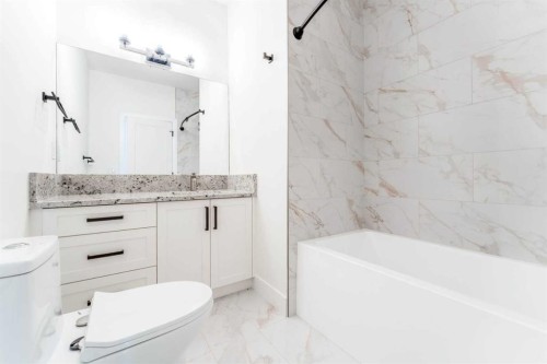 812 1 Street Nw, Calgary, AB - Indoor Photo Showing Bathroom