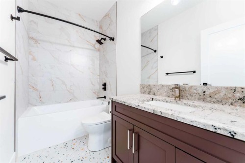 812 1 Street Nw, Calgary, AB - Indoor Photo Showing Bathroom