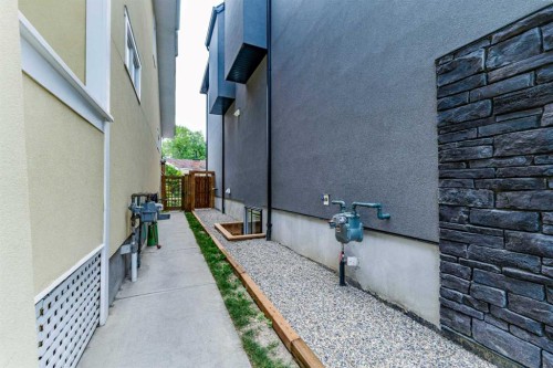 812 1 Street Nw, Calgary, AB - Outdoor With Exterior