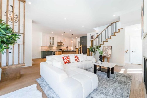 812 1 Street Nw, Calgary, AB - Indoor Photo Showing Living Room