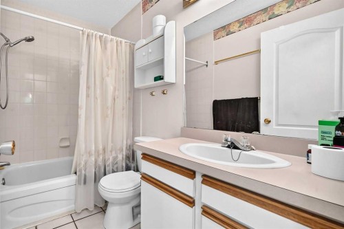 6437 Coach Hill Road Sw, Calgary, AB - Indoor Photo Showing Bathroom