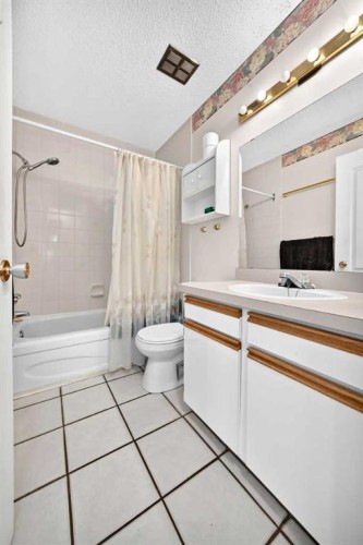 6437 Coach Hill Road Sw, Calgary, AB - Indoor Photo Showing Bathroom