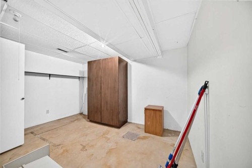 6437 Coach Hill Road Sw, Calgary, AB - Indoor Photo Showing Other Room