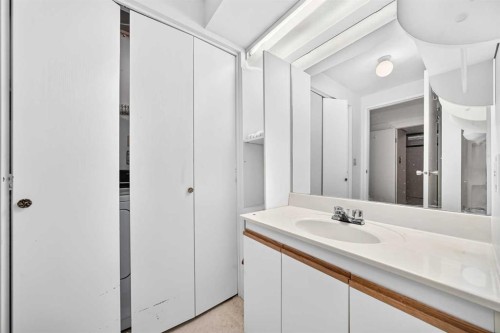 6437 Coach Hill Road Sw, Calgary, AB - Indoor Photo Showing Bathroom