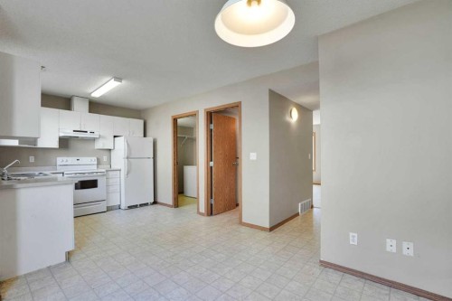 575-100 Jordan Parkway, Red Deer, AB - Indoor Photo Showing Kitchen With Double Sink