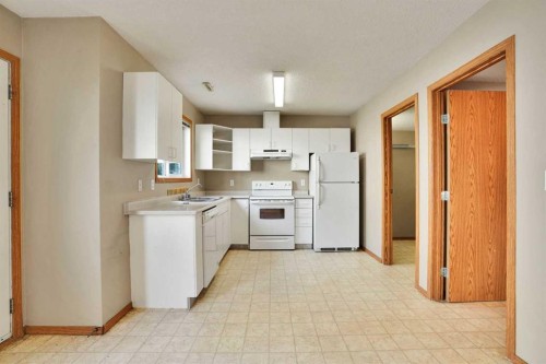 575-100 Jordan Parkway, Red Deer, AB - Indoor Photo Showing Kitchen