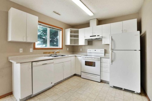 575-100 Jordan Parkway, Red Deer, AB - Indoor Photo Showing Kitchen With Double Sink
