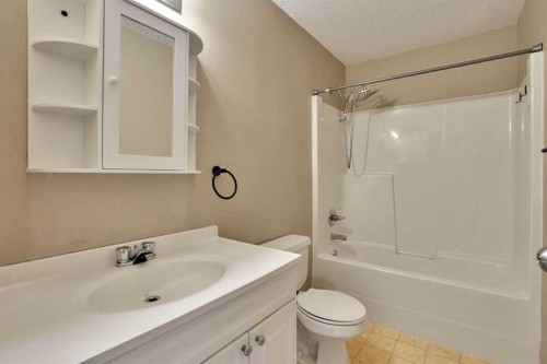 575-100 Jordan Parkway, Red Deer, AB - Indoor Photo Showing Bathroom