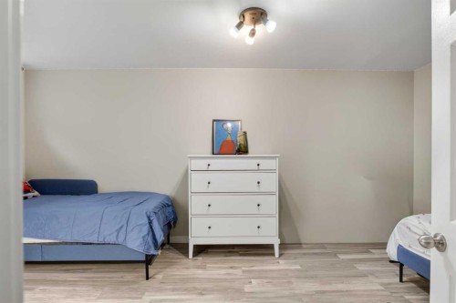 213 Mahogany Heights Se, Calgary, AB - Indoor Photo Showing Bedroom