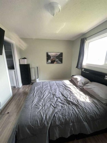 10 Chow Avenue Se, Medicine Hat, AB - Indoor Photo Showing Bedroom