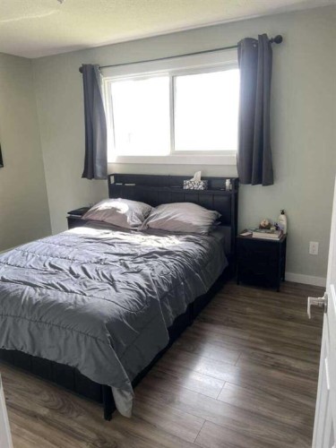 10 Chow Avenue Se, Medicine Hat, AB - Indoor Photo Showing Bedroom