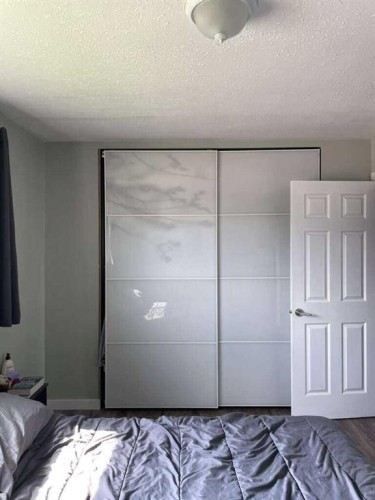 10 Chow Avenue Se, Medicine Hat, AB - Indoor Photo Showing Bedroom