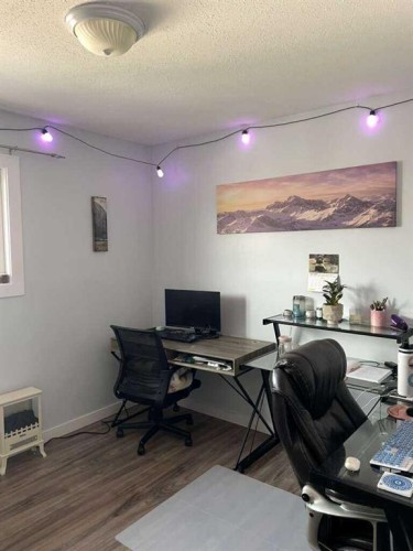 10 Chow Avenue Se, Medicine Hat, AB - Indoor Photo Showing Office