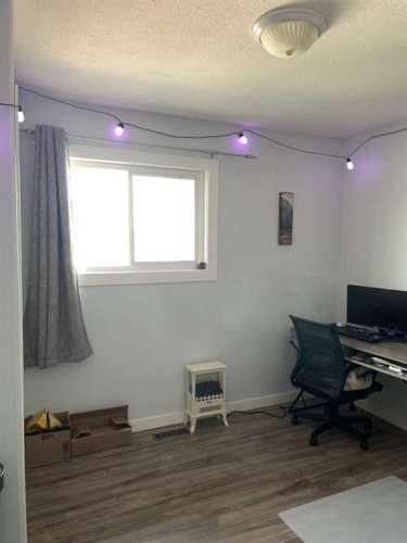 10 Chow Avenue Se, Medicine Hat, AB - Indoor Photo Showing Other Room
