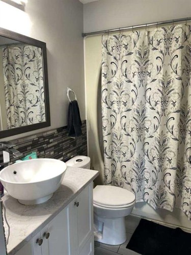 10 Chow Avenue Se, Medicine Hat, AB - Indoor Photo Showing Bathroom