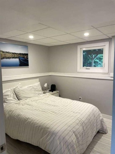 10 Chow Avenue Se, Medicine Hat, AB - Indoor Photo Showing Bedroom