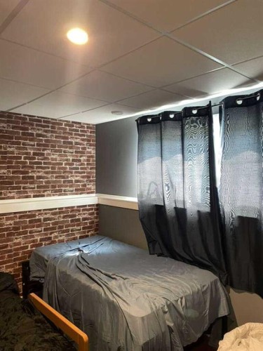 10 Chow Avenue Se, Medicine Hat, AB - Indoor Photo Showing Bedroom