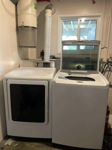 10 Chow Avenue Se, Medicine Hat, AB - Indoor Photo Showing Laundry Room