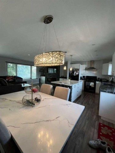 10 Chow Avenue Se, Medicine Hat, AB - Indoor Photo Showing Dining Room