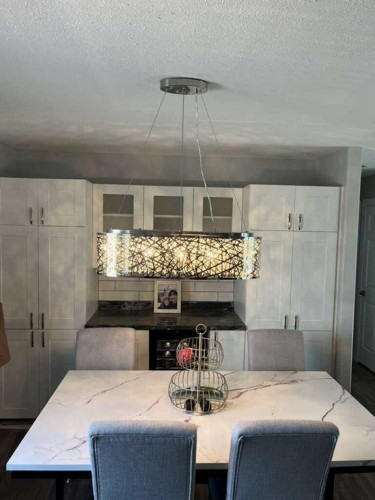 10 Chow Avenue Se, Medicine Hat, AB - Indoor Photo Showing Dining Room